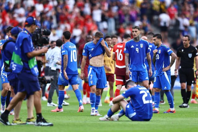 Die italienischen Spieler sitzen enttäuscht am Boden.