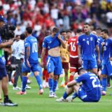 Die italienischen Spieler sitzen enttäuscht am Boden.