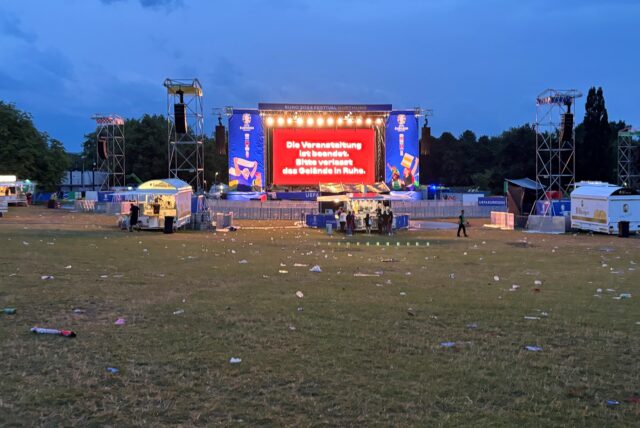 Das Public Viewing im Westfalenpark endete wegen einer Gewitterzelle plötzlich.