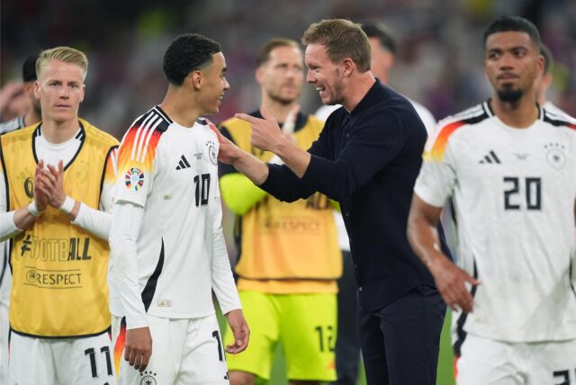 Julian Nagelsmann im Gespräch mit Jamal Musiala.