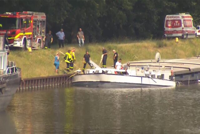 Ein Binnenschiff ist am Donnerstagnachmittag (27.6.) in Castrop-Rauxel im Rhein-Herne-Kanal leck geschlagen.