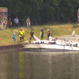 Ein Binnenschiff ist am Donnerstagnachmittag (27.6.) in Castrop-Rauxel im Rhein-Herne-Kanal leck geschlagen.