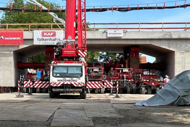 Am Samstag, 29.6.2024, wurde die neue Eisenbahnbrücke an der Herner Straße in ihre Position gebracht.