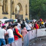 Fans der deutschen Fußballnational-Mannschaft verlassen im strömenden Regen das Public Viewing zum Achtelfinale während der Europameisterschaft 2024 in der Kia-Arena auf dem Rathausplatz in Recklinghausen.