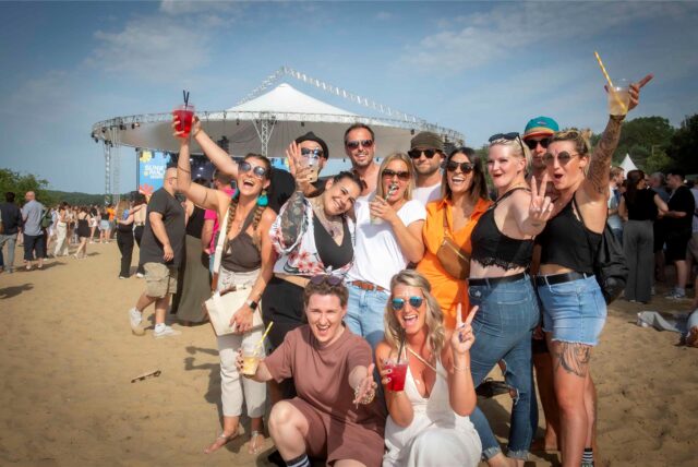 Feiernde beim Sunset Beach Festival
