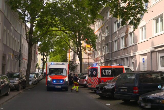Rettungswagen und Notarzt stehen vor einem Wohnhaus in der Dortmunder Nordstadt.