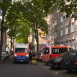 Rettungswagen und Notarzt stehen vor einem Wohnhaus in der Dortmunder Nordstadt.