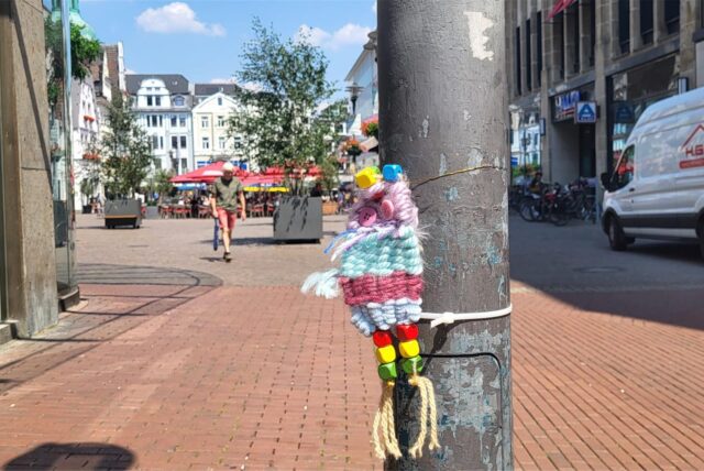 Kinder der Grundschule Hohenzollern in Recklinghausen haben sogenannte Webewesen hergestellt und in der Innenstadt an Laternenpfählen aufgehängt.