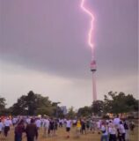 Ein Blitz schlägt in den Florianturm ein.