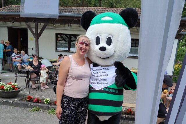 Das Maskottchen der Stimberg Zeitung, der Panda, gratulierte Mandy Bartels zum Sieg beim Sägewettbewerb.