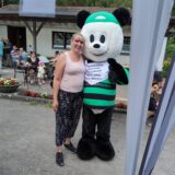 Das Maskottchen der Stimberg Zeitung, der Panda, gratulierte Mandy Bartels zum Sieg beim Sägewettbewerb.
