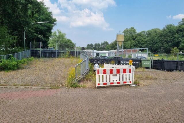 Auf dem Gelände des ehemaligen, städtischen Betriebshofes an der Industriestraße soll die neue Unterkunft für den Rettungsdienst entstehen. Im Hintergrund ist die angrenzende Feuerwache zu sehen.