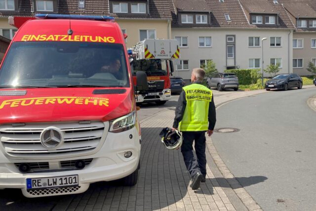 Einsatzleiter Roland Schulz geht zum entsprechenden Wagen der Hertener Berufsfeuerwehtr.