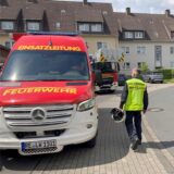 Einsatzleiter Roland Schulz geht zum entsprechenden Wagen der Hertener Berufsfeuerwehtr.