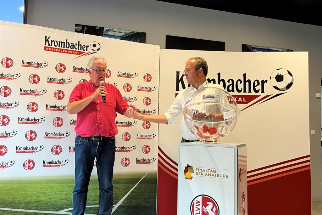 FLVW-Pokalspielleiter Klaus Overwien (l.) hat die Lose vorgelesen. FLVW-Pokalspielleiter Klaus Overwien (l.) hat die Lose vorgelesen.