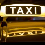 Ein leuchtendes Taxischild.
