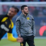 Nuri Sahin schaut zur Seite.