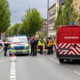 Einsatzkräfte von Polizei und Feuerwehr stehen am abgesperrten Tatort in Bochum.
