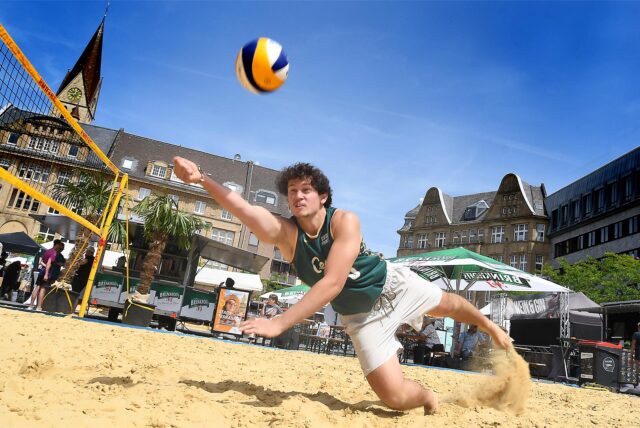 Das Street Food & Beach Festival bot am Samstag neben vielen kulinarischen Köstlichkeiten auch ein Beachvolleyball-Turnier.
