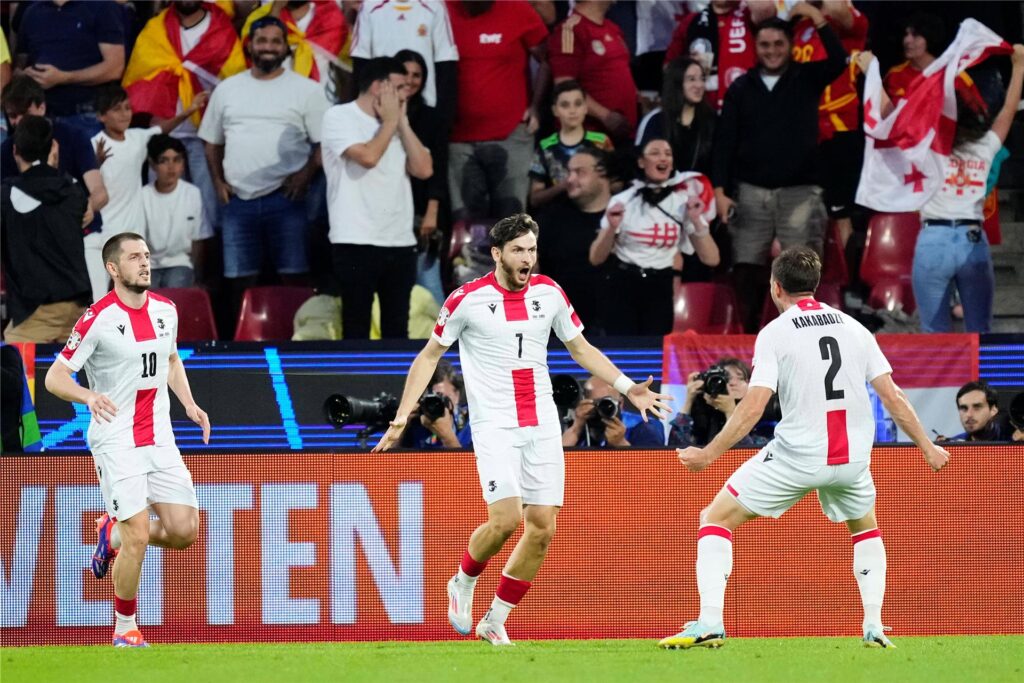 Georgien feiert den Führungstreffer. Georgien feiert den Führungstreffer.