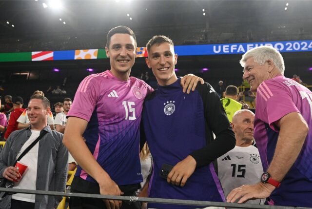 Nico Schlotterbeck steht neben seinem Bruder Keven.