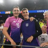Nico Schlotterbeck steht neben seinem Bruder Keven.