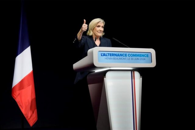 Marine Le Pen zeigt einen Daumen nach oben, die rechtsnationale französische Politikerin zeigt sich nach der Veröffentlichung erster Hochrechnungen zufrieden.