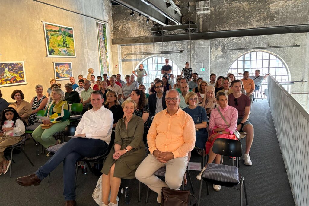 Volles Haus bei der Spendenübergabe des Dorstener Brustkrebslaufs in der Maschinenhalle der ehemaligen Zeche Fürst Leopold