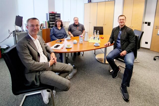 Um einen Tisch herum sitzen (von links) Frank Benölken, Leiter der Arbeitsagentur Recklinghausen, die Lehrer Beatrix Meurer und Kai Heppelmann sowie SPD-Kreistagsmitglied Dr. Frank Lelke.