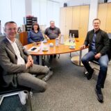 Um einen Tisch herum sitzen (von links) Frank Benölken, Leiter der Arbeitsagentur Recklinghausen, die Lehrer Beatrix Meurer und Kai Heppelmann sowie SPD-Kreistagsmitglied Dr. Frank Lelke.