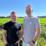 André Konstanti und Thorsten Thuir stehen vor einer Grünfläche.