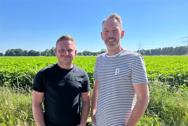 André Konstanti und Thorsten Thuir stehen vor einer Grünfläche.