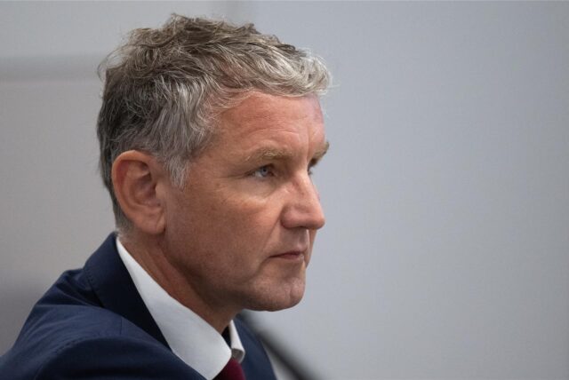 Björn Höcke, Vorsitzender der Thüringer AfD, sitzt im Saal des Landgerichts Halle/Saale