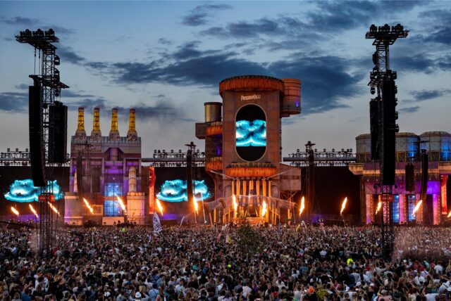 Tausende Menschen stehen vor der Mainstage beim Parookaville 2023 in Weeze (Archivbild).