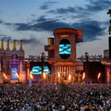 Tausende Menschen stehen vor der Mainstage beim Parookaville 2023 in Weeze (Archivbild).
