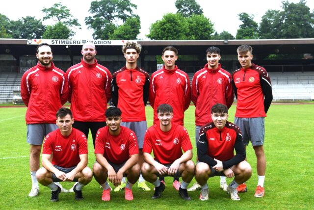 Nicht alle Zugänge waren beim Trainingsstart der Spvgg. Erkenschwick dabei, aber eben viel. Stehend von links: Tomislav Simic, Marcel Müller, Theofilaktos Simakis, Leon Bachmann, Fabrizio Fili, Mats Overhoff. Unten: Arda Nebi, Kyan Gilani, Aggelos Nikolaos Meselidis, Luis Oliver Schulz
