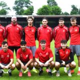 Nicht alle Zugänge waren beim Trainingsstart der Spvgg. Erkenschwick dabei, aber eben viel. Stehend von links: Tomislav Simic, Marcel Müller, Theofilaktos Simakis, Leon Bachmann, Fabrizio Fili, Mats Overhoff. Unten: Arda Nebi, Kyan Gilani, Aggelos Nikolaos Meselidis, Luis Oliver Schulz