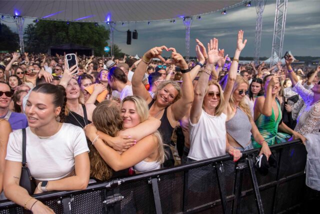 Feiernde Menschen beim diesjährigen Sunset-Beach-Festival.