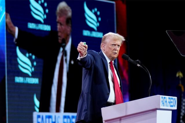 Der republikanische Präsidentschaftskandidat und ehemalige US-Präsident Donald Trump hält Tic Tacs in die Höhe, während er auf der Konferenz „Road to Majority“ in Washington über die Inflation spricht.