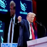 Der republikanische Präsidentschaftskandidat und ehemalige US-Präsident Donald Trump hält Tic Tacs in die Höhe, während er auf der Konferenz „Road to Majority“ in Washington über die Inflation spricht.