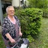 Heide WIttrien steht an der Wiese ihrer Wohnung.