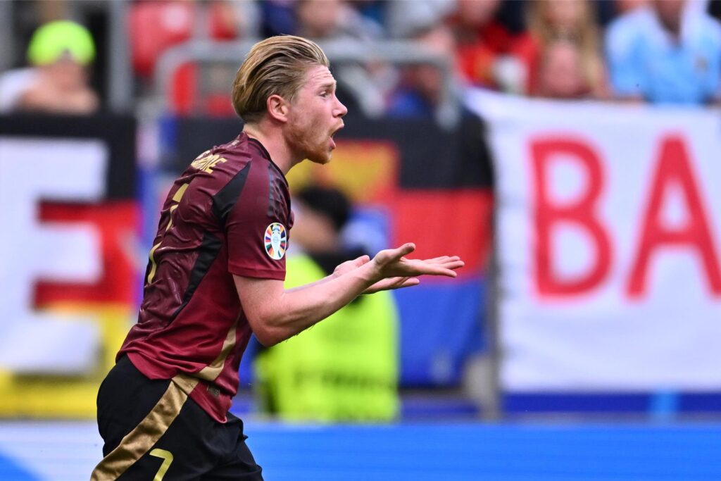 Kevin de Bruyne diskutiert. Kevin de Bruyne diskutiert.