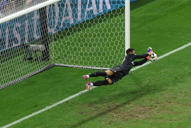 Diogo Costa hält einen Elfmeter.