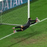Diogo Costa hält einen Elfmeter.