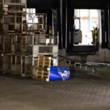 Das beschädigte Fass liegt draußen auf dem Gelände.