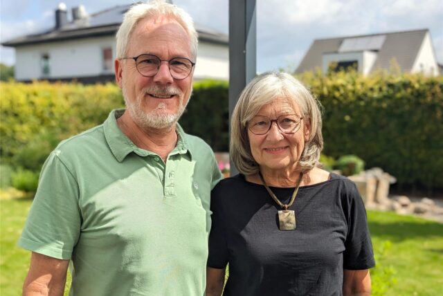 Dagmar Held und ihr Lebensgefährte Hiltfried Lenart stehen in ihrem Garten in Wulfen.