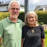Dagmar Held und ihr Lebensgefährte Hiltfried Lenart stehen in ihrem Garten in Wulfen.