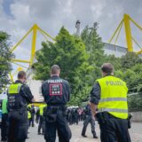 Polizeibeamte stehen vor dem Signal Iduna Park.