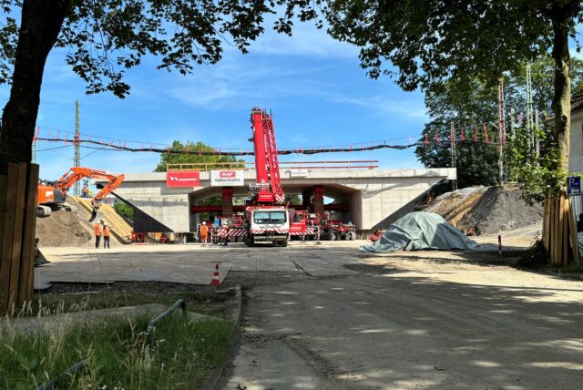 Das Einschieben der Bahnbrücke verlief planmäßig.