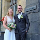 Die Eheleute Clara Stabrodt und Maximilian Brocki nach ihrer Hochzeit vor dem Standesamt in Recklinghausen